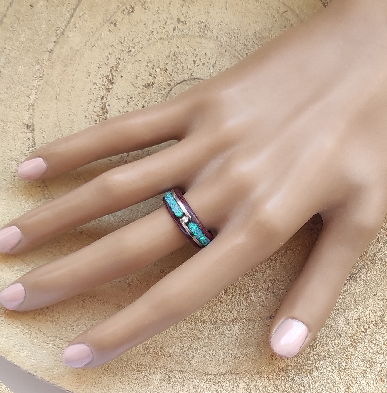 Amaranthový prsten s ocelí, opálem a Swarovski