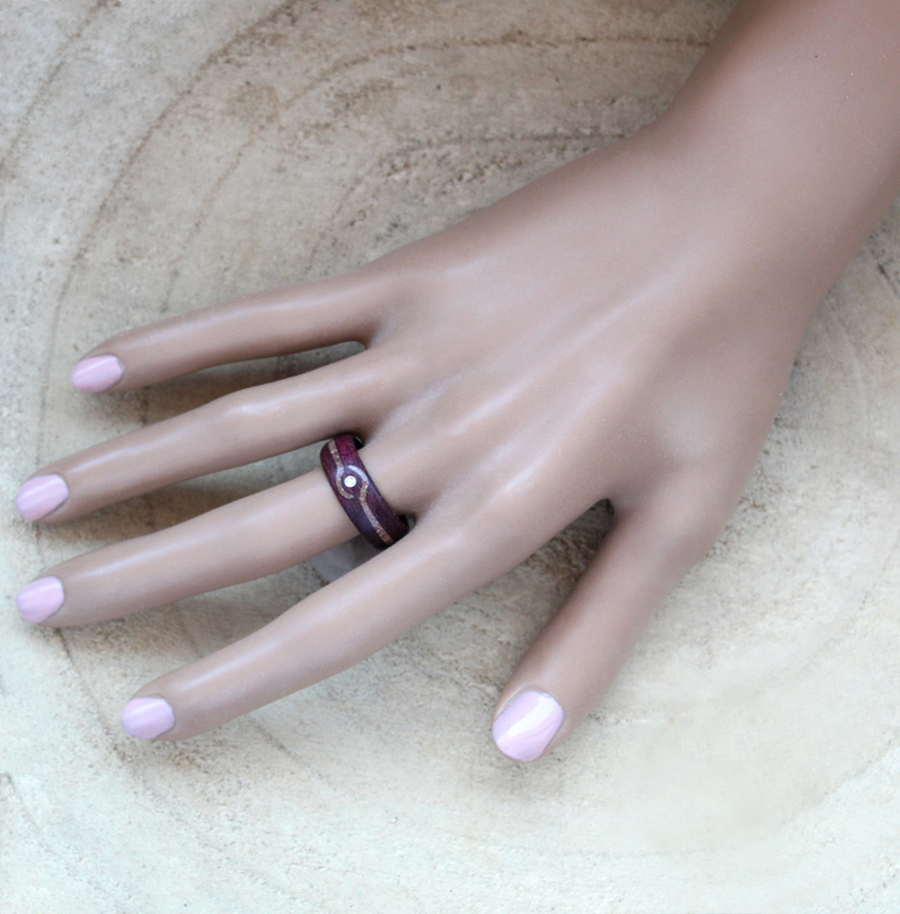 Amaranthový prsten s regalitem a sw krystalem