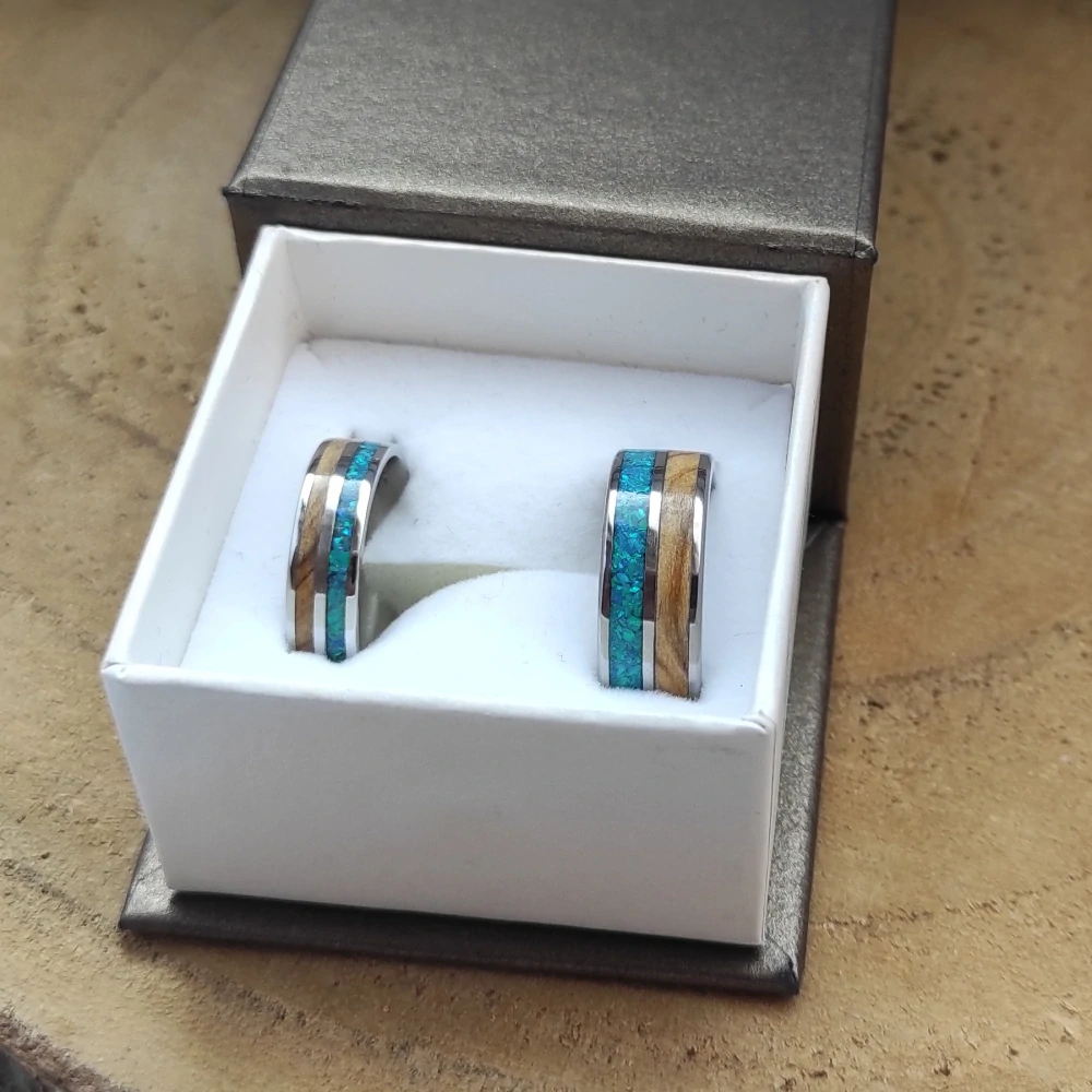 Snubní ocelové prsteny s ořechem a černým opálem