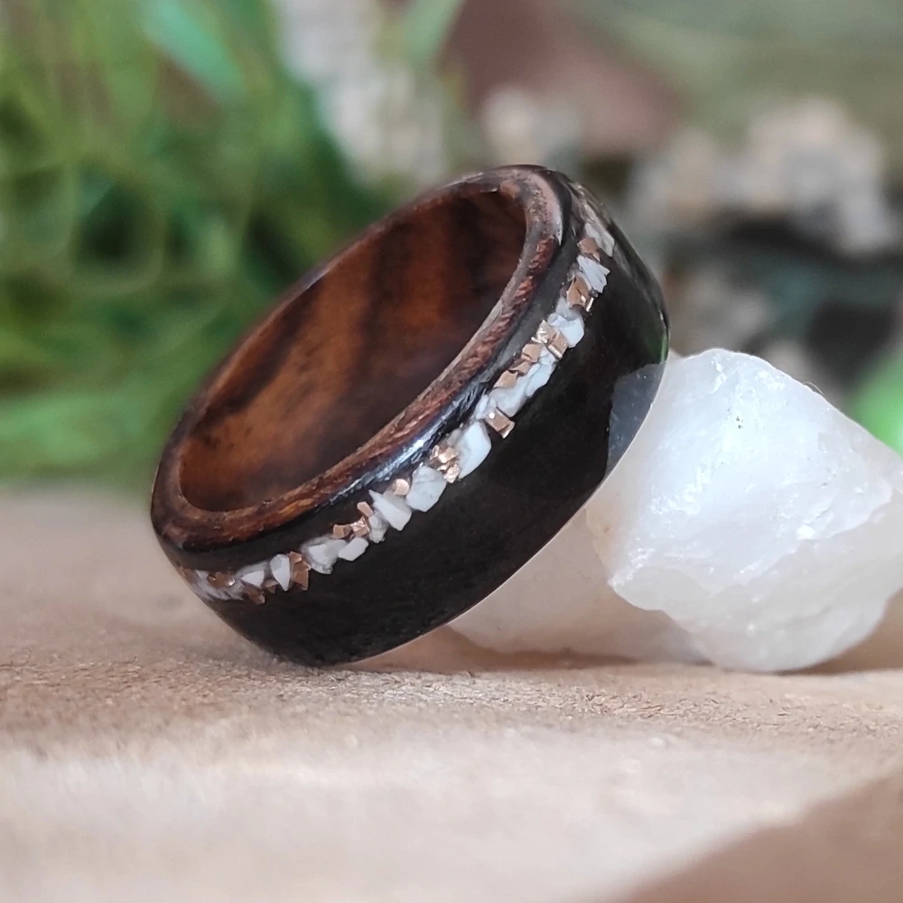 Dřevěný prsten z magnezitem a 14k zlatem