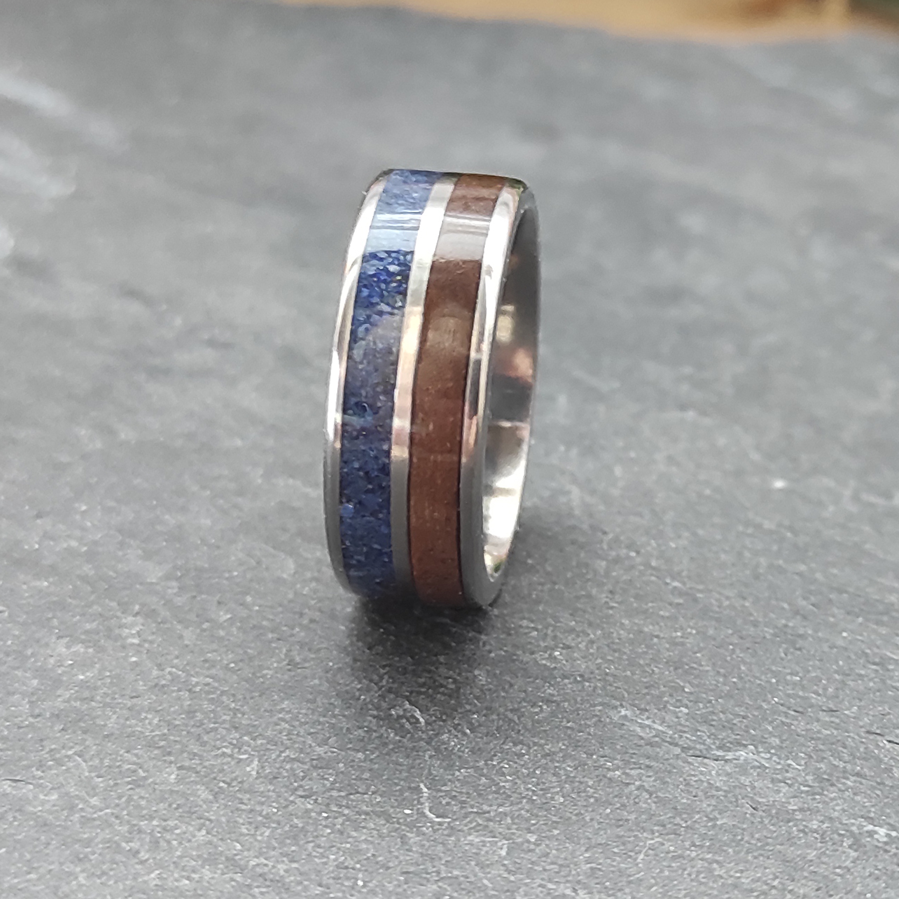 Snubní titanové prsteny s lapis-lazuli a ořechem