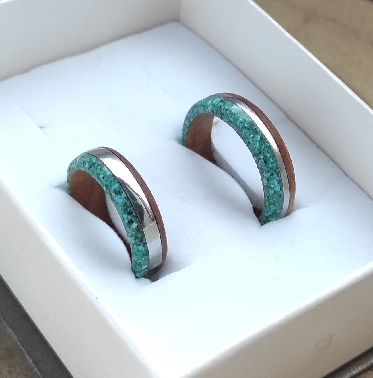 Snubní prsteny s malachitem,jadeitem a ocelí