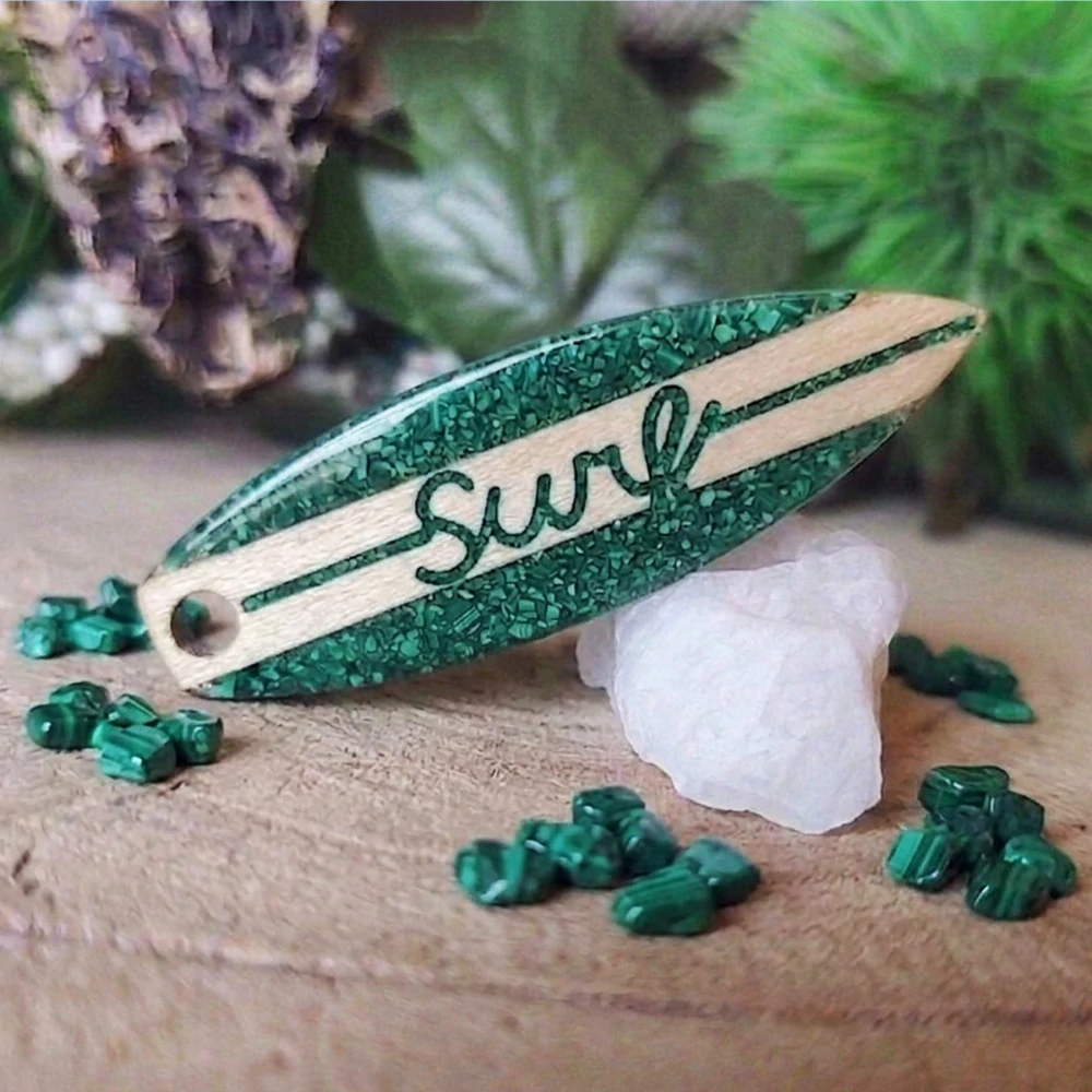 Dřevěný přívěsek surf s kamínky magnezitu