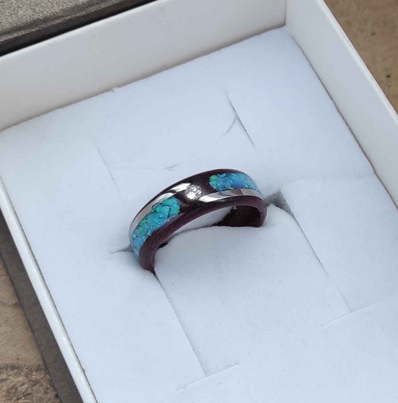 Amaranthový prsten s ocelí, opálem a Swarovski