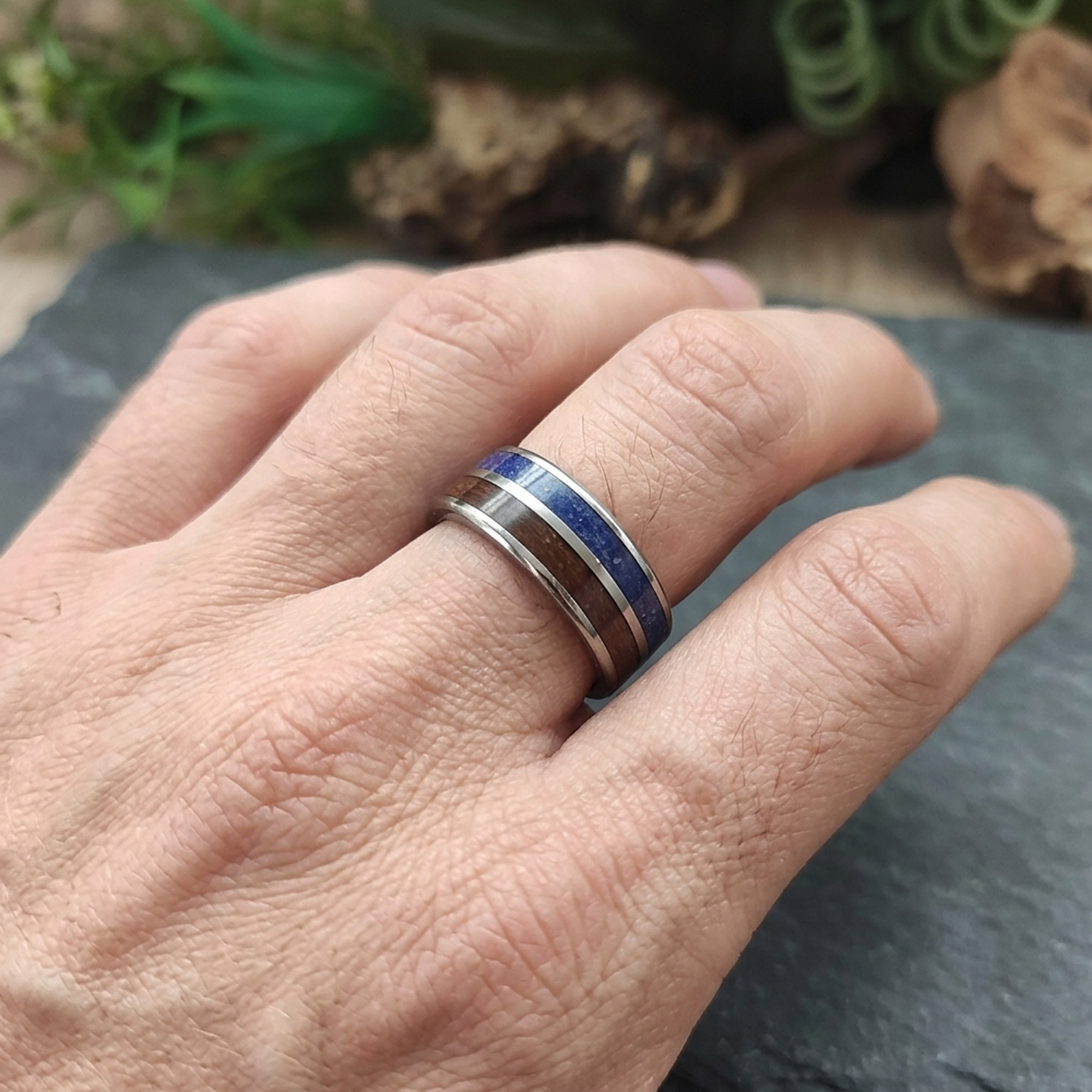 Snubní titanové prsteny s lapis-lazuli a ořechem