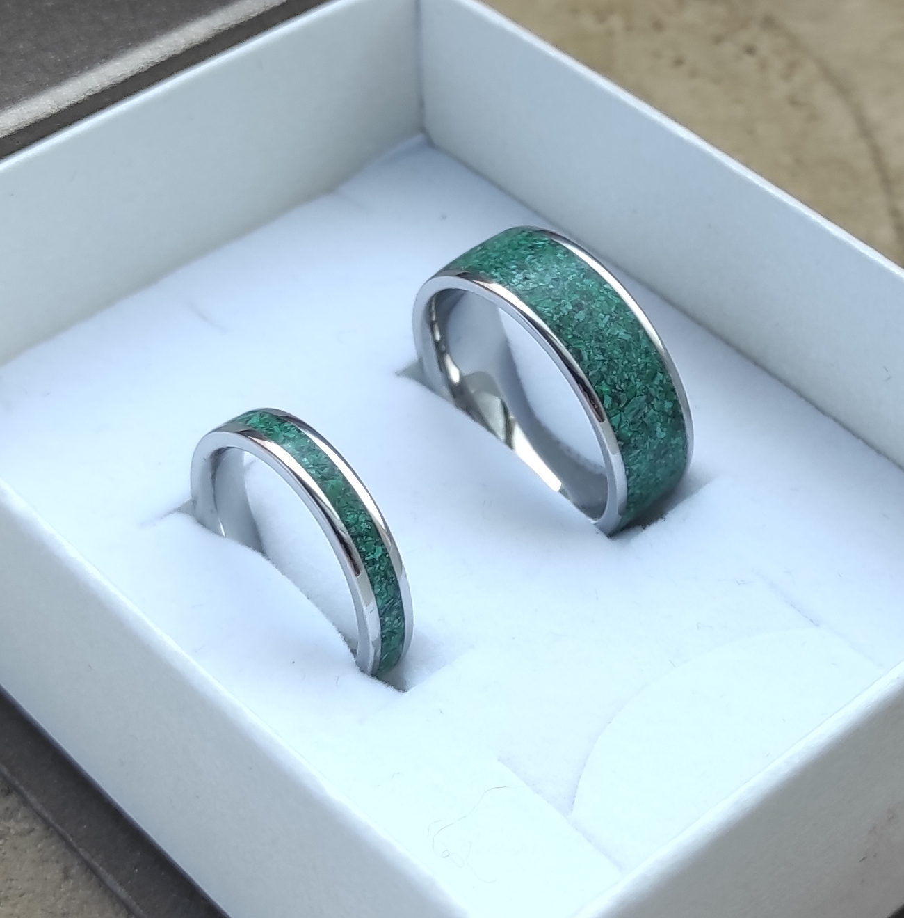 Snubní ocelové prsteny s malachitem