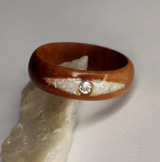 Třešňový prsten s opálem a Swarovski
