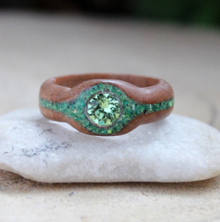 Dřevěný prsten s krystalem Swarovski a malachitem 