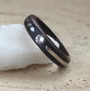 Prsten z ořechu s ocelí a swarovski krystalem