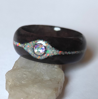 Ořechový prsten s opálem a krystalem Swarovski