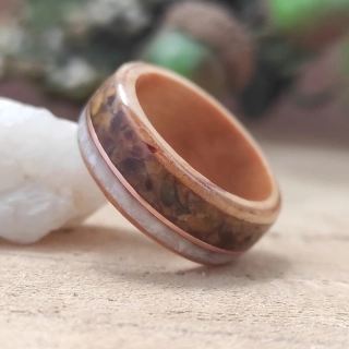 Prsten s magnezitem, tygřím okem a mědí