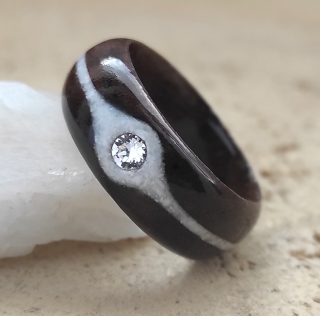 Ořechový prsten s magnezitem a swarovski krystalem