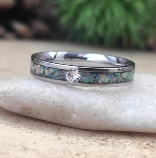 Ocelový prsten s bílým opálem a swarovski