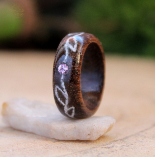 Ořechový prsten s magnezitem a krystalem swarovski