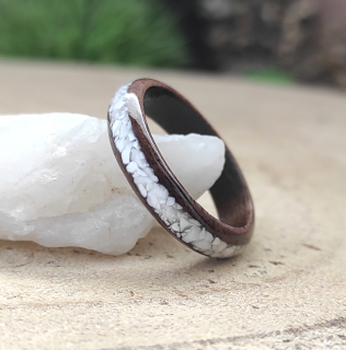 Přírodní prsten z ořechu a magnezitu 