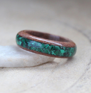 Přírodní prsten z jatoby a kameny malachitu 