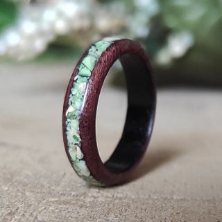 Amaranthový prsten s jadeitem