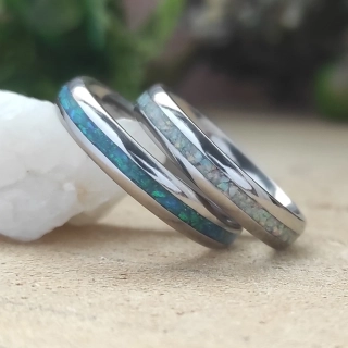 Snubní titanové prsteny s modrým a bílým opálem