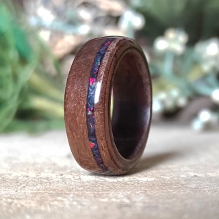 Prsten z ořechu amerického a černého opálu