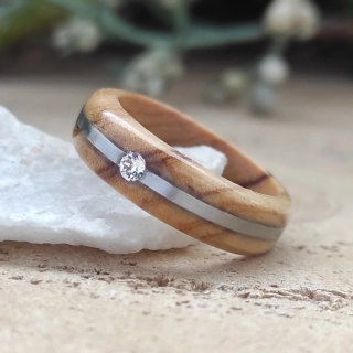 Přírodní prsten z olivy s krystalem swarovski a opálu