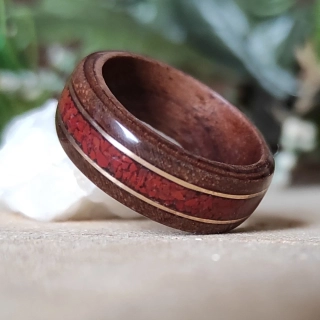 Prsten z ořechu, jaspisu a 14K zlata