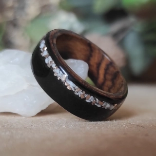 Dřevěný prsten z magnezitem a 14k zlatem