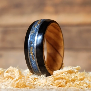 Prsten z olivy, ebenu a lapisu se zlatem