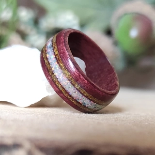 Amaranthový prsten s opálem a zlatem