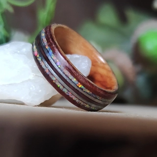 Prsten s opálem a ocelí