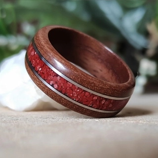 Prsten z ořechu, jaspisu a oceli