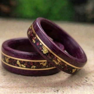 Snubní amarantové prsteny s granátem