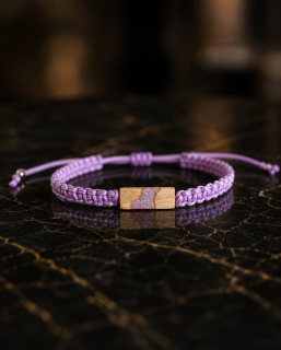 Violet Opal Wood – unisex macramé náramek s fialovým opálem a březovým dřevem 