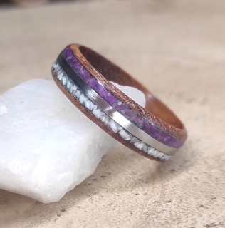 Dřevěný prsten s kalcitem a magnezitem