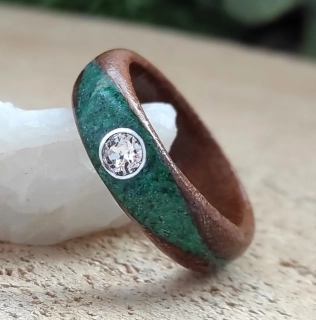 Dřevěný prsten s krystalem swarovski a malachitem 